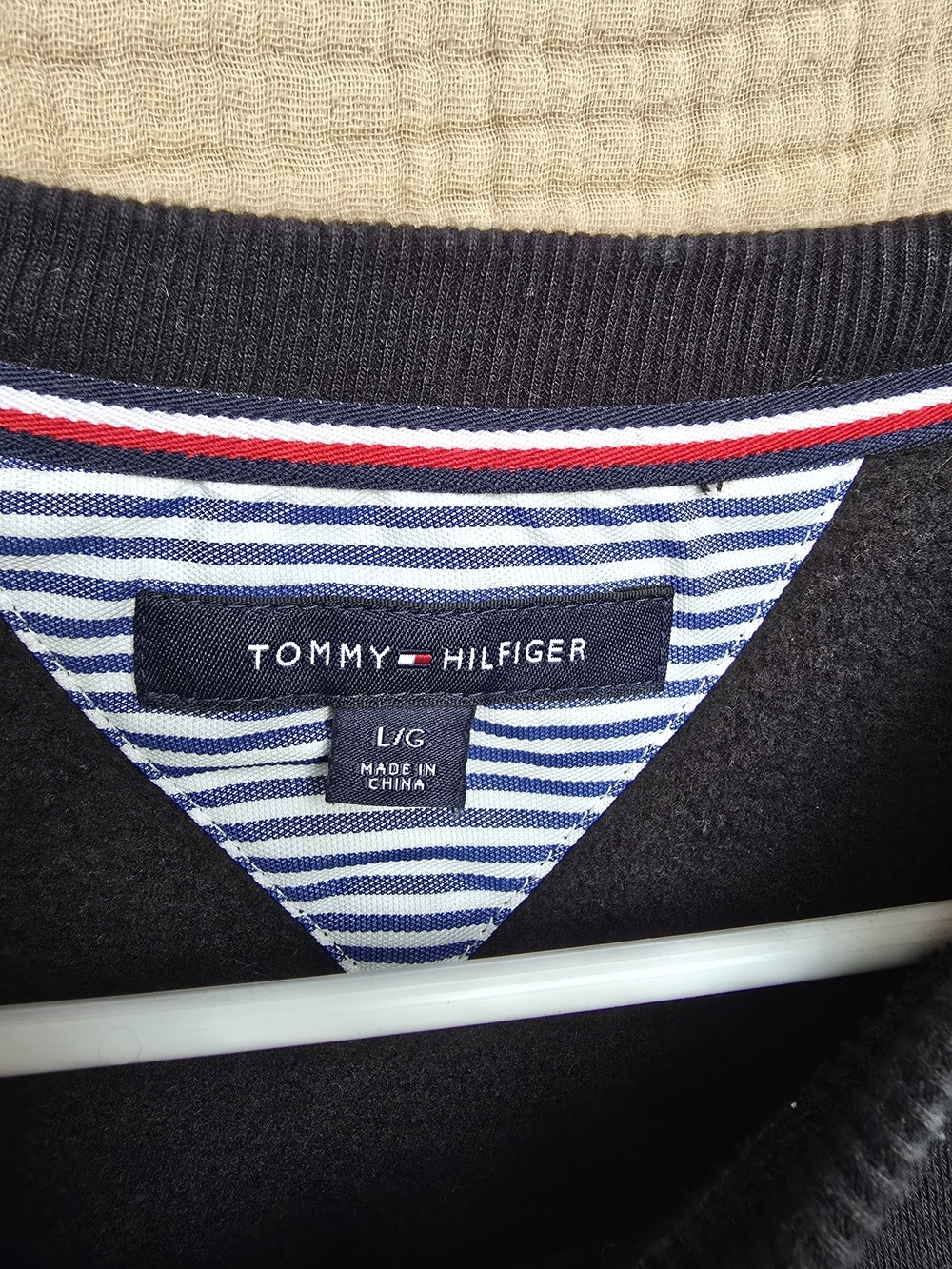 Tommy Hilfiger Men’s Black Logo Crewneck Sweater Size Large - Picture 3 of 4